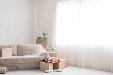 Taşınırken odada film ve kutularla dolu bir kanepe