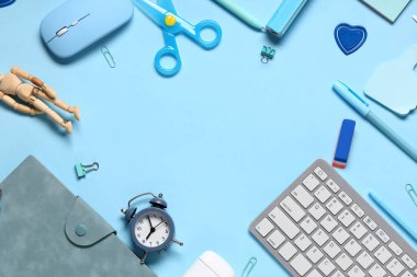 Mavi arka planda modern klavye ve okul malzemelerinden yapılmış çerçeve