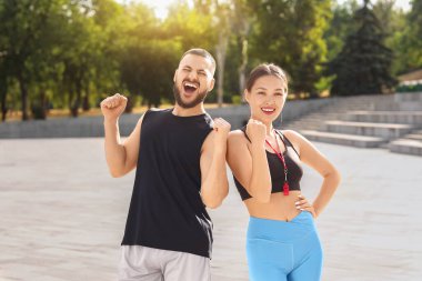 Dışarıda kişisel antrenörü olan mutlu bir sporcu.