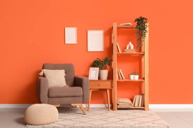 Koltuğu, masası ve kitaplığı olan şık bir oturma odası.