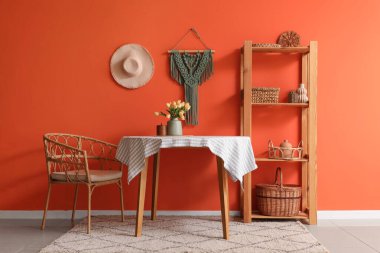 Yemek masası, raf ünitesi ve şapkası olan şık bir oda.