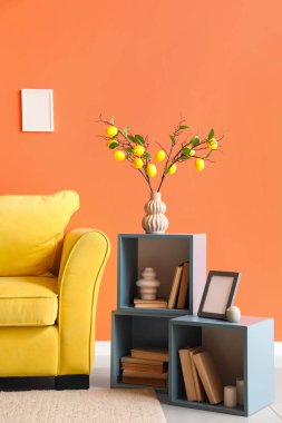 Sarı kanepesi ve kitaplığı olan şık bir oturma odası.