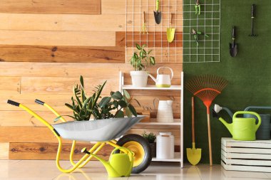 Raf ünitesi, bahçe aletleri ve tramvayla yapılan atölyenin içi