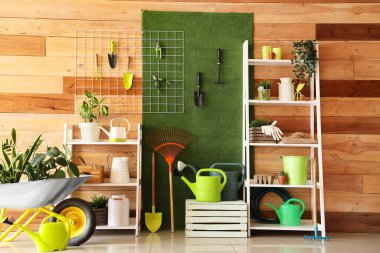 Raf üniteleri, bahçe aletleri ve pim tahtasıyla birlikte atölyenin içi