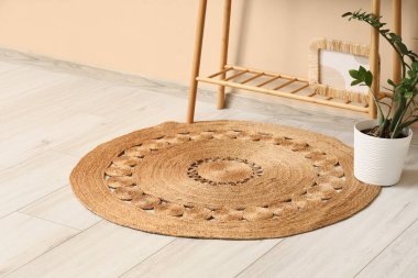 Hasır halıyla döşenmiş odada.