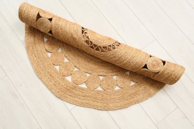 Yuvarlak hasır halı zeminde, üst manzara