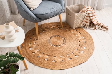 Oturma odasında yerde hasır bir halı.