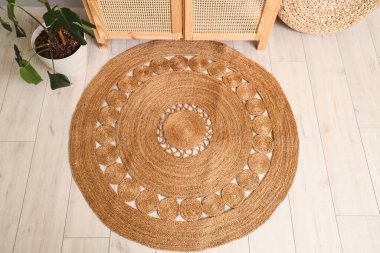 Dolabın yanındaki hasır halı. Odada yer, üst manzara.