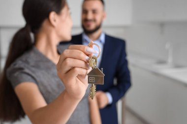 Mutfaktaki evden anahtarı olan genç çift, yakın plan.