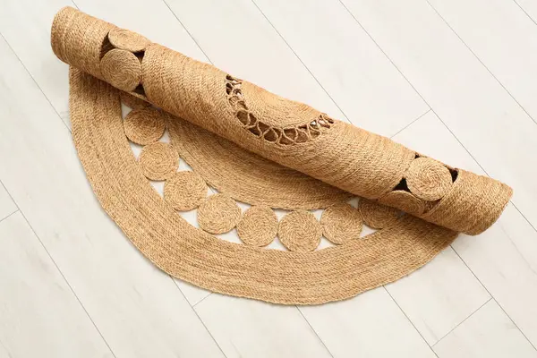 Yuvarlak hasır halı zeminde, üst manzara