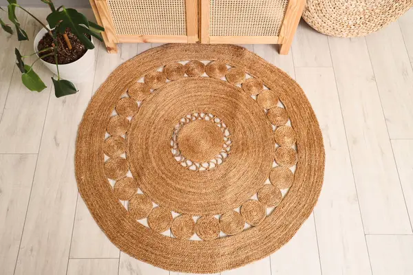 Dolabın yanındaki hasır halı. Odada yer, üst manzara.