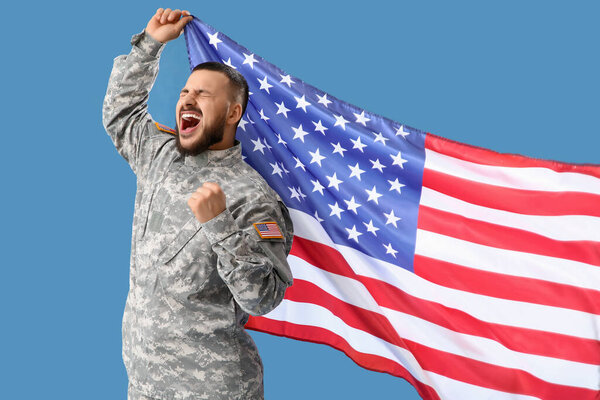 Счастливый солдат с флагом США на синем фоне. Празднование Дня труда