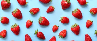 Mavi arka planda tatlı taze çilekler