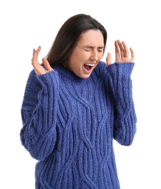 Beyaz arka planda korkmuş genç bir kadın