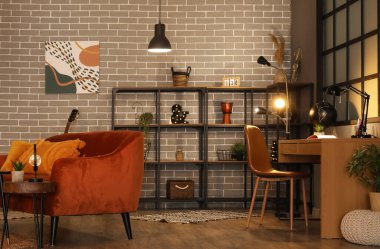 Parlayan lambaları, kanepesi ve işyeri olan karanlık odanın içi.