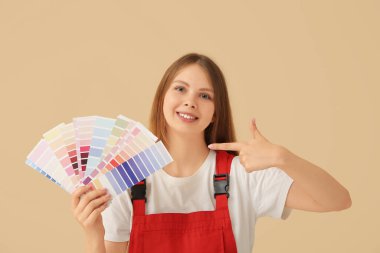 Bej arkaplanda renk örnekleri olan kadın dekoratör