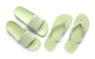 Beyaz arka planda renkli kadın terlikleri