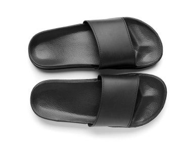 Beyaz arka planda siyah kadın terlikleri