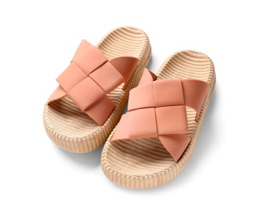 Beyaz arka planda turuncu kadın terlikleri