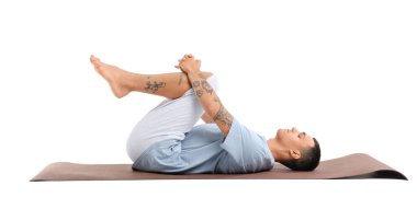 Genç adam beyaz arka planda yoga yapıyor.