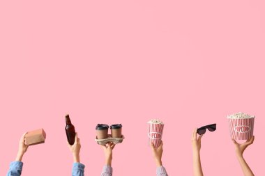 Arkaplanda patlamış mısır, bira ve kahve kovaları olan bir sürü el.