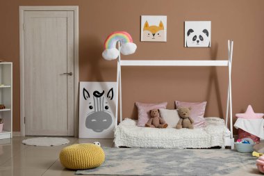 Renk duvarının yanında rahat yatağı olan modern çocuk odası.