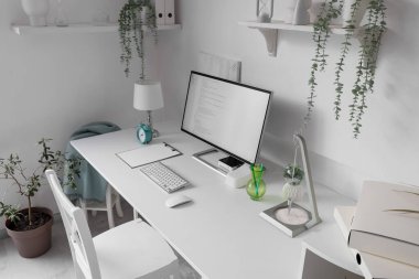 Işık ofisindeki bilgisayar monitörlü programcı masası