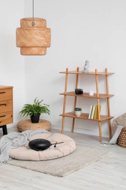 Oturma odasının içinde raf ünitesi ve glukofon var.