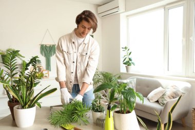 yakışıklı bir adam evde