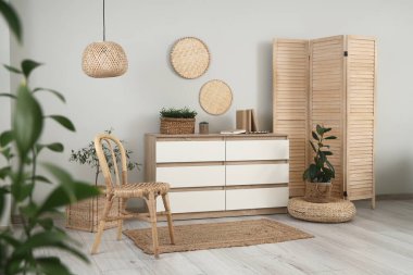 Odanın içi ahşap perdeli, sandalyeli ve tuvaletli.