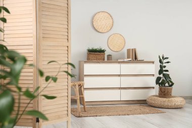 Ahşap perdeli ve tuvaletli oturma odasının içi