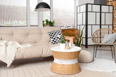 Rahat kanepesi, sehpası ve koltuğu olan güzel bir oturma odası.