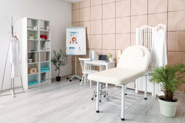 Kanepe, katlama ekranı ve doktorların çalışma yeri olan sağlık bürosu.