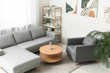 Rahat kanepesi, koltuğu, penceresi ve sehpası olan şık bir oturma odası.