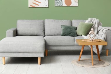 Kanepe, sehpa, ekose ve yastıklı şık bir oturma odası.