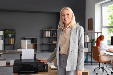 Matbaası olan olgun bir iş kadını.