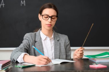 Sınıftaki genç bayan matematik öğretmeni.