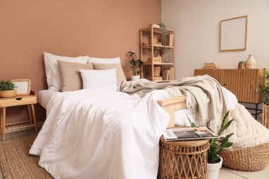 Büyük yataklı, raflı ve çiçekli modern yatak odası.