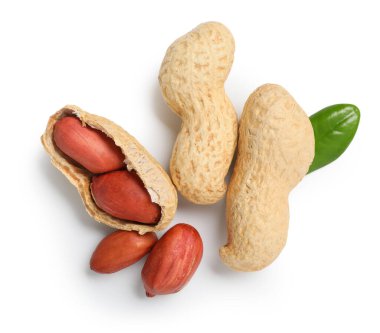 Beyaz arka planda soyulmamış ve soyulmamış fıstıklar.