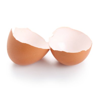 Beyaz arka planda kırılmış kahverengi tavuk yumurtası.