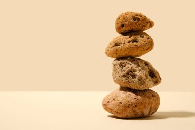 Bej arkaplanda deniz taşları yığını