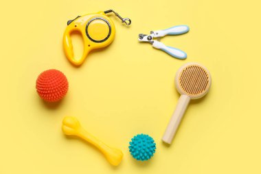 Kurşundan yapılmış çerçeve ve sarı arka planda farklı hayvan aksesuarları