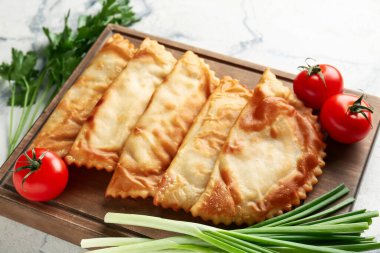 Beyaz arkaplanda lezzetli chebureks ile kompozisyon
