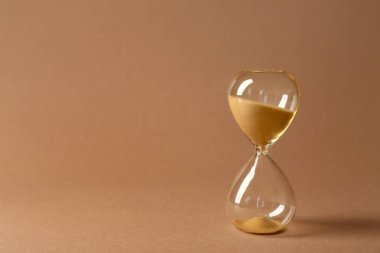 Bej arkaplanda kristal kum saati