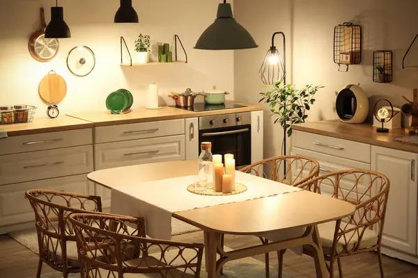 Parlayan lambaları, beyaz tezgahları ve akşamları sofrası olan modern mutfağın içinde.