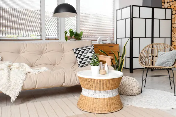 Rahat kanepesi, sehpası ve koltuğu olan güzel bir oturma odası.