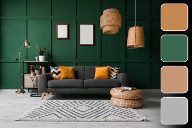 Oturma odasının içinde kanepe, hasır puf ve yeşil duvarın yanında raf ünitesi var. Farklı renk desenleri