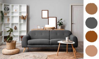 Gri kanepe, masa ve raf ünitesi olan şık bir oturma odası. Farklı renk desenleri