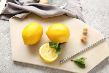 Limonlu, zencefilli ve nane arkaplanlı tahta grunge grisi