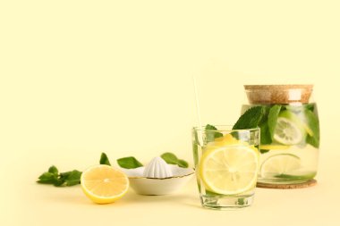 Bir bardak soğuk mojito ve meyve sıkacağı.